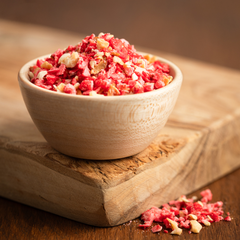 La poudre de pralines amandes concassées 20% c'est de fines brisures d'enrobage et de morceaux d'amandes délicatement grillées de différentes tailles légèrement aromatisées à la vanille. Idéal en topping lors de vos préparations de viennoiseries, de pâtisseries et de desserts. A tester sans hésitation !