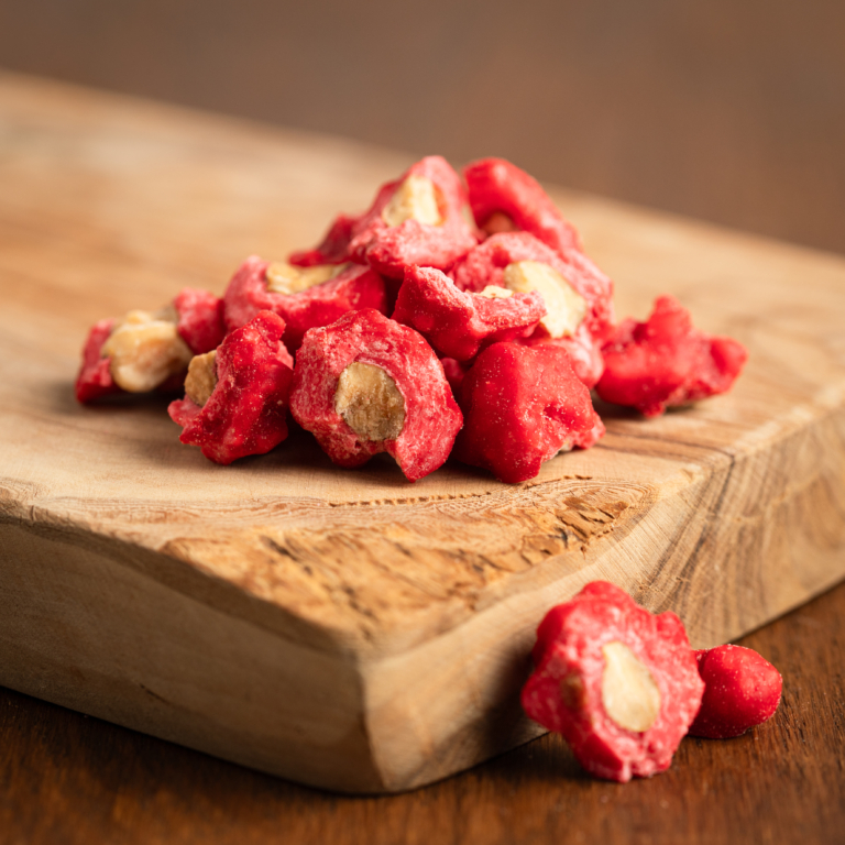 Les pralines amandes concassées se présentent sous forme de brisures d'enrobage bosselées et de morceaux d'amandes de différentes tailles. La couleur de l'enrobage est rouge et d'aspect brillant à l'extérieur et rose mate à l'intérieur, la couleur des amandes est beige clair à beige plus foncé. Le goût est sucré, légèrement aromatisé à la vanille et parfumé par l'amande délicatement grillée.