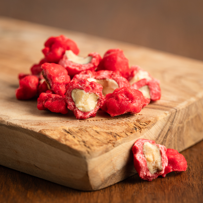 Les pralines amandes concassées 20% sont une confiserie artisanale composée d'une amande d'Espagne délicatement torréfiée enrobée de sucre cuit coloré et légèrement aromatisé à la vanille. Praline concassé avec 20% d'amande, moins sucrée elle saura ravir les papilles de nos amoureux d’amandes !