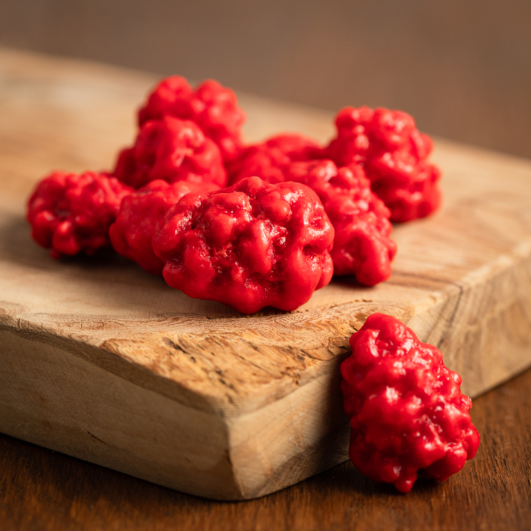 Les pralines amandes entières 20% sont une confiserie artisanale composée d'une amande d'Espagne délicatement torréfiée enrobée de sucre cuit coloré et légèrement aromatisé à la vanille. Praline entière avec 20% d'amande, moins sucrée elle saura ravir les papilles de nos amoureux d’amandes !