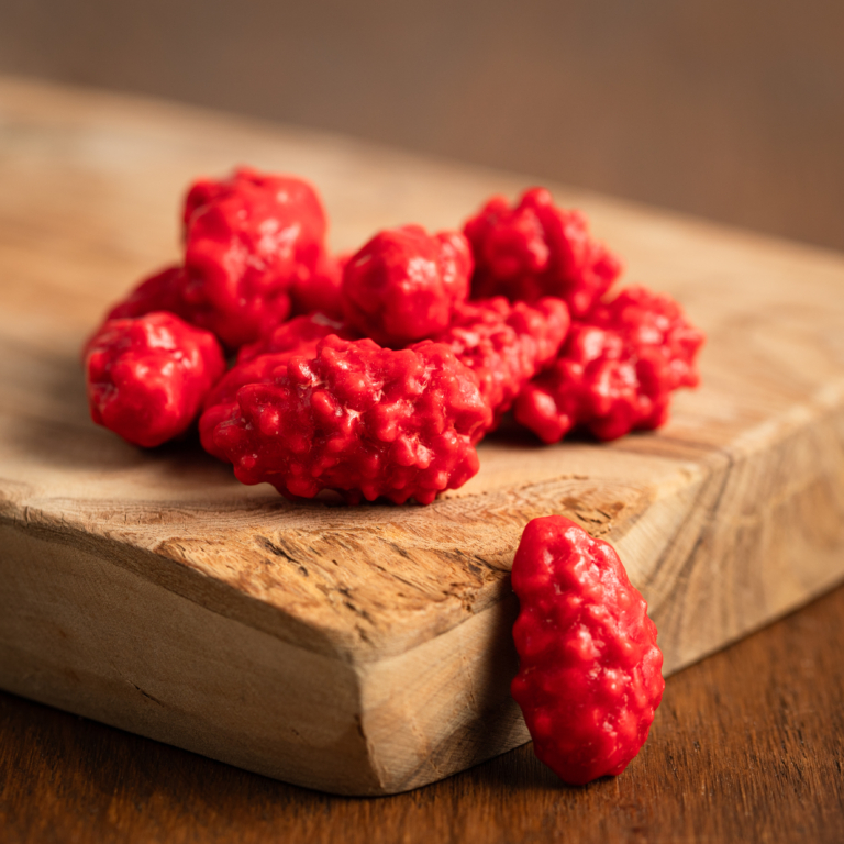 Les pralines amandes entières 30% sont une confiserie artisanale composée d'une amande d'Espagne torréfiée délicatement enrobée de sucre cuit coloré et légèrement aromatisé à la vanille. Pour encore plus de saveurs, optez pour la praline entière avec 30% d'amande, grâce son enrobage de sucre très fin elle se croque comme un bonbon !