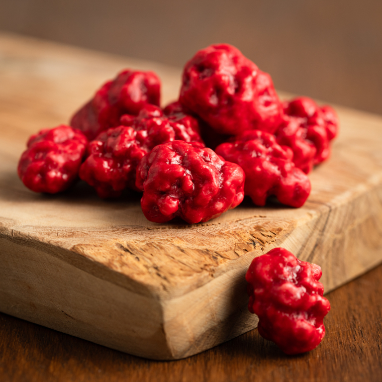 Les pralines amandes naturelles entières 12% sont une confiserie artisanale composée d'une amande d'Espagne délicatement torréfiée enrobée de sucre cuit coloré à base de colorants naturels et légèrement aromatisé à la vanille.