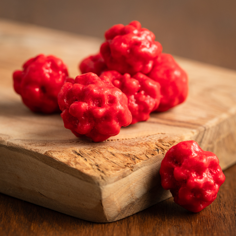 Les pralines noisettes entières 15% sont une confiserie artisanale composée d'une noisette d'Italie torréfiée délicatement enrobée de sucre cuit coloré et légèrement aromatisé à la vanille. Praline entière avec 15% de noisette idéale pour la pâtisserie et la viennoiserie en incorporation ou en décor. Les amoureux de noisette n’ont qu’à bien se tenir…