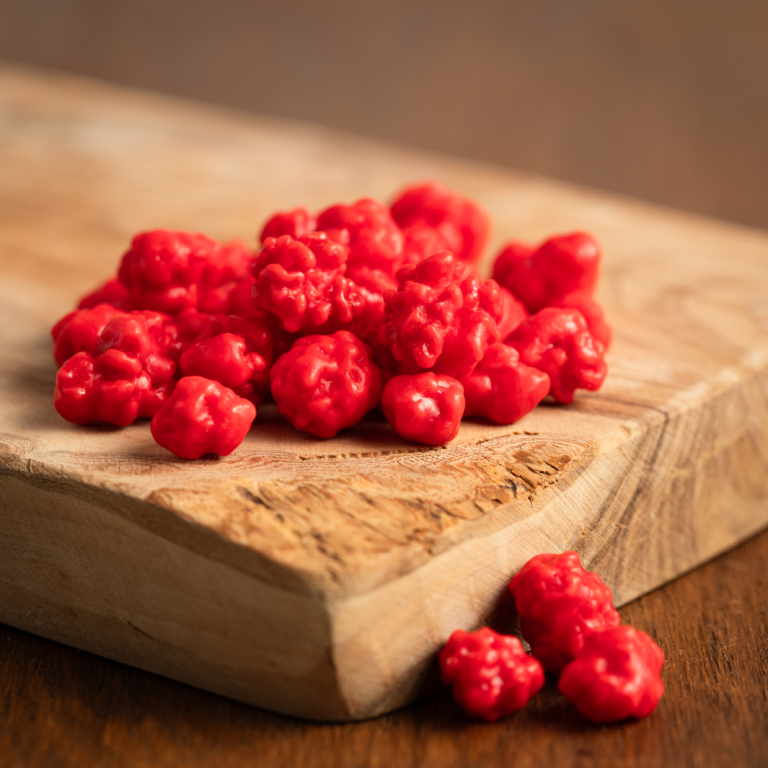Les Pralinettes sont une confiserie artisanale composée de sucre grain enrobé de sucre cuit coloré et légèrement aromatisé à la vanille.