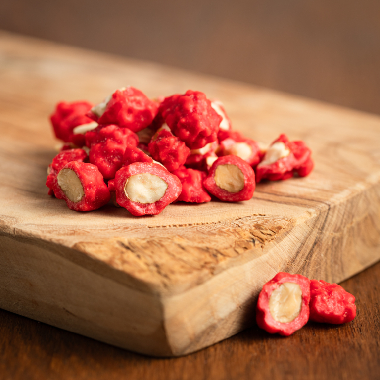 Les pralines amandes concassées 30% sont idéales à déguster tel quel ou a pâtisser. Confiserie artisanale composée d'une amande d'Espagne délicatement torréfiée enrobée de sucre cuit coloré et légèrement aromatisé à la vanille.