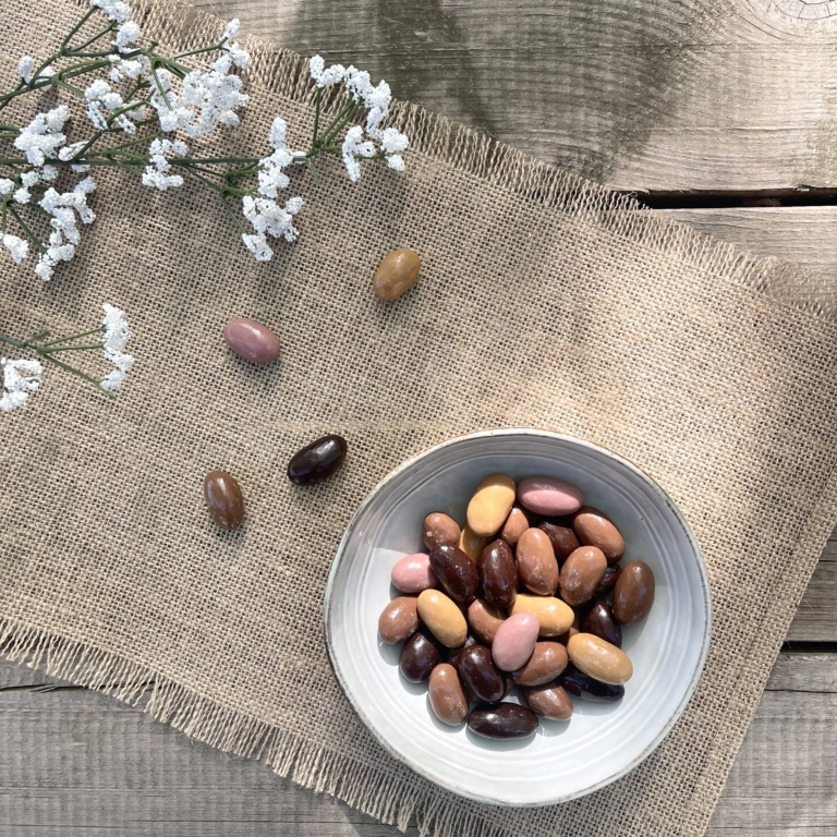 Les dragées trésor de cacao sont un délicieux mélange d’amandes délicatement grillées et enrobées de quartes chocolats : noir, au lait, caramel et ruby. Parfait pour accompagner vos pauses café. Bref, les trésor cacao sont capable de satisfaire tous les amoureux de chocolat !