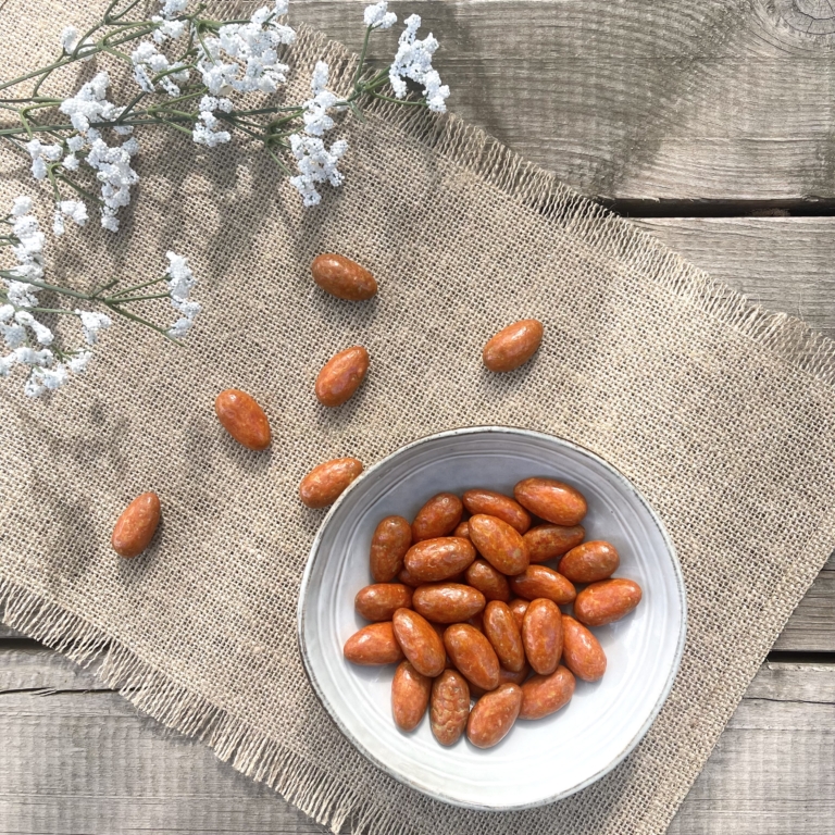 Succombez à nos Liquicroc coeur d'orange : dragées chocolat avec un cœur fondant à l'orange. Ce délicieux mélange acidulé pourrait bien vous surprendre.