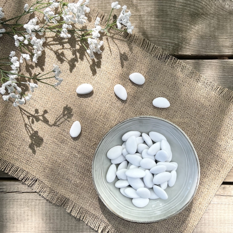 Les dragées amandes Avola supérieures sont reconnues pour leur parfum intense et reconnaissables par leur forme ovale et plate. Elles sont enrobées d'une fine couche de sucre légèrement aromatisée à la vanille naturelle qui saura envelopper vos papilles.