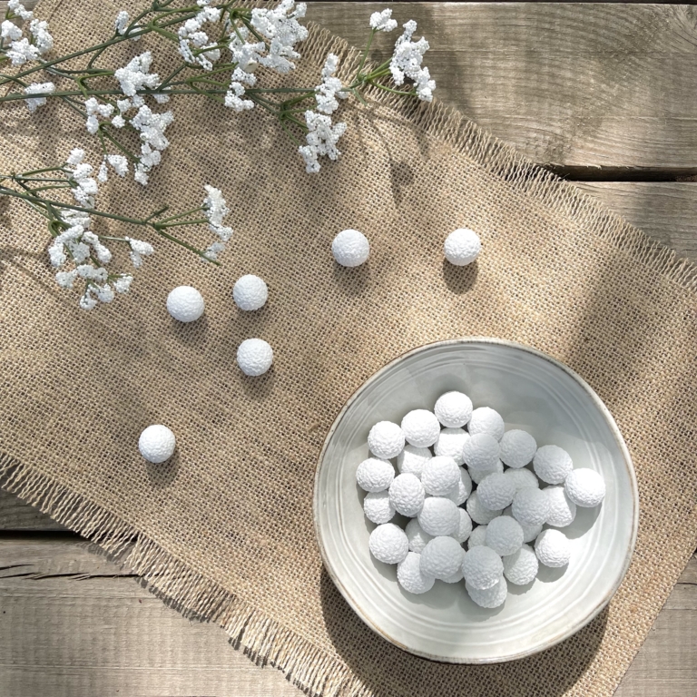 Savourez nos Grêlons ! Délicieuses dragées alliant la douceur du chocolat à la croquante noisette délicatement grillée, le tout sous une forme originale.