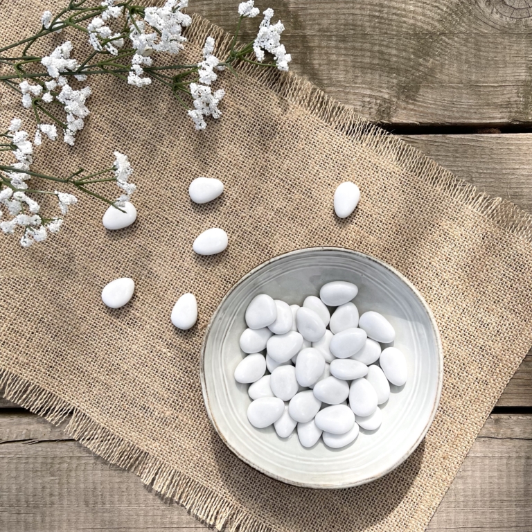 Nougachoc : dragées à la nougatine. Elles vous permettront de casser les codes et de diversifier les saveurs. Véritable plaisir gourmand et craquant.