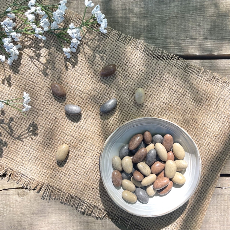 Voici les dragées que vous attendiez : une amande délicatement grillée et enrobée de chocolat noir et d'une fine couche de sucre. Assortiment de 3 couleurs