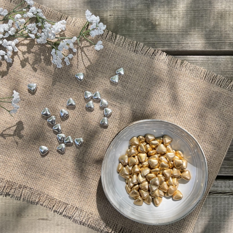 Savourez nos dragées Mini cœurs chocolat décor, du chocolat noir 70% sous une forme originale de petits cœurs. Un régal pour tous les amateurs de chocolat.