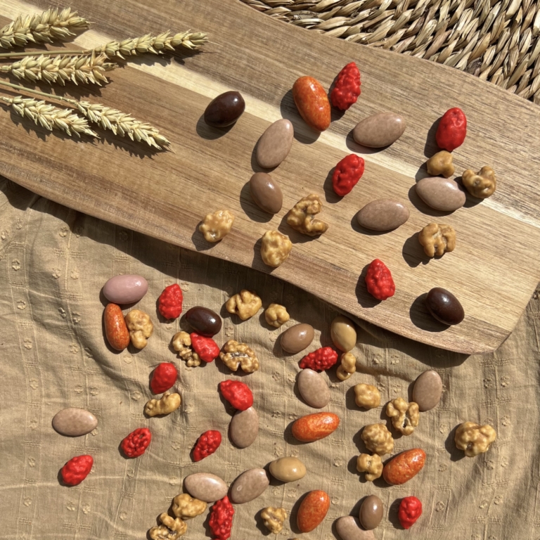 Les délices d'automne, c'est un assortiment gourmand de pralines et dragées aux couleurs dorées et chaleureuses de l'automne. Retrouvez ce mélange savoureux de pralines aux noix et amandes 30%, de dragées au cœur fondant à l’orange, de dragées chocolat et de nos délicieuses trésors de cacao.