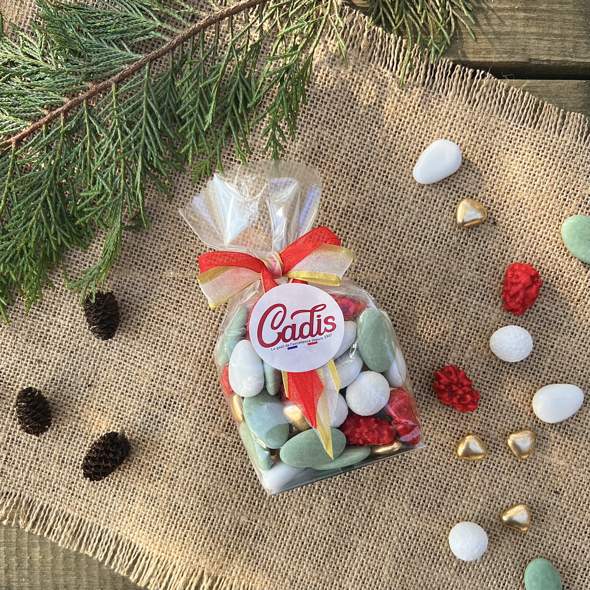 Le mix du Lutin gourmand spécialement préparé pour l'occasion de sa fête préférée ! A offrir sous le sapin et partager généreusement pour célébrer Noël. Une association réconfortante de pralines amandes 30%, dragées et mini cœur chocolat 70%, nougachoc (nougatine) et grêlons (noisettes chocolat) à offrir pour Noël