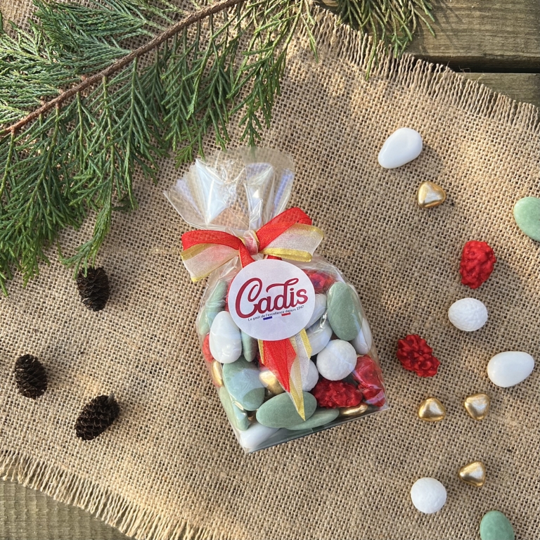 Le mix du Lutin gourmand spécialement préparé pour l'occasion de sa fête préférée ! A offrir sous le sapin et partager généreusement pour célébrer Noël. Une association réconfortante de pralines amandes 30%, dragées et mini cœur chocolat 70%, nougachoc (nougatine) et grêlons (noisettes chocolat) à offrir pour Noël